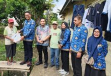 Turun Langsung Sapa Warga, Camat Rama Pastikan Sembako Sampai ke Tangan yang Tepat