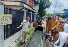 Monitoring Pasca Banjir, Plt. Camat Plaju Agus Budiman Tekankan Kolaborasi Untuk Pemulihan Cepat