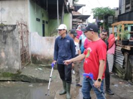 Respons Cepat Arahan Walikota, Sekcam Oscar Tinjau Titik Banjir di Bantaran Sungai