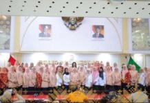 Ketuk Pintu Kepedulian, Plt. Ketua DWP Kertapati Dampingi Penyerahan Sembako di Setda Palembang