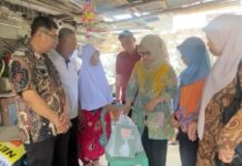 Camat Kertapati Tinjau Langsung Lokasi Rumah Roboh, Serahkan Bantuan Kemanusiaan