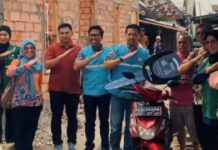 Camat Kertapati Terima Bantuan Motor dan Gerobak untuk Warga Terdampak