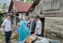 Camat Bersama Lurah Kalidoni Turun Langsung Bantu Lansia di Rumah Tak Layak