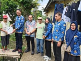 Turun Langsung Sapa Warga, Camat Rama Pastikan Sembako Sampai ke Tangan yang Tepat