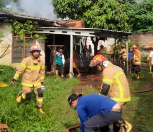 Respons Cepat Camat IT II Susanto Umar, Api di Lima Ilir Berhasil Dipadamkan