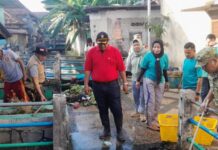 Respons Instruksi Wali Kota, Lurah Sebelas Ulu Gerak Cepat Bersihkan Anak Sungai