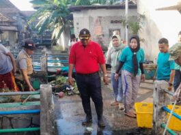 Respons Instruksi Wali Kota, Lurah Sebelas Ulu Gerak Cepat Bersihkan Anak Sungai