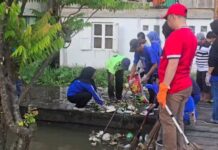 Antisipasi Banjir, Lurah Dua Belas Ulu Gerakkan Warga Bersihkan Sungai