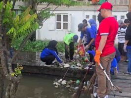 Antisipasi Banjir, Lurah Dua Belas Ulu Gerakkan Warga Bersihkan Sungai