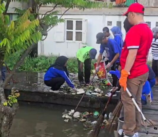 Antisipasi Banjir, Lurah Dua Belas Ulu Gerakkan Warga Bersihkan Sungai