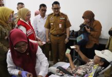 Wujud Nyata Bantu Masyarakat, Camat Kemuning dan PMI Kota Palembang laksanakan Donor Darah