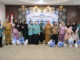 Ketua TP PKK Kota Palembang dan Camat Kemuning Serahkan PMT bagi Ibu Hamil Berisiko Stunting