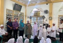 Penuh Kepedulian, Lurah Akhmad Oktariansyah dampingi Ketua TP PKK Kota Palembang Bagikan Bubur Asyura dan Santuni Anak Yatim di 12 Ulu