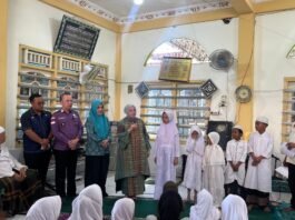 Penuh Kepedulian, Lurah Akhmad Oktariansyah dampingi Ketua TP PKK Kota Palembang Bagikan Bubur Asyura dan Santuni Anak Yatim di 12 Ulu