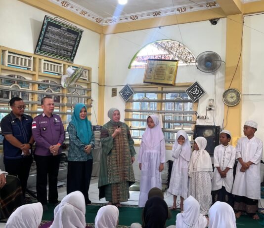Penuh Kepedulian, Lurah Akhmad Oktariansyah dampingi Ketua TP PKK Kota Palembang Bagikan Bubur Asyura dan Santuni Anak Yatim di 12 Ulu