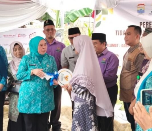 Wujud Kepedulian Sosial, Camat Agus Budiman: Bedah Rumah di Plaju Ilir Resmi Diserahkan kepada Penerima Manfaat