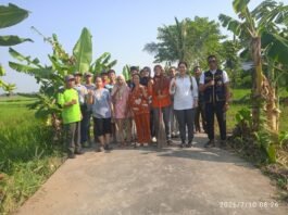 Jumat Bersih di Jl. Tembus TMMD, Lurah Deo Ledy Vera Ajak Warga Peduli Lingkungan