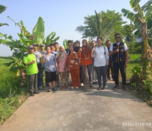 Jumat Bersih di Jl. Tembus TMMD, Lurah Deo Ledy Vera Ajak Warga Peduli Lingkungan