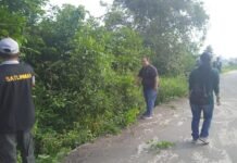 Kompak! Warga dan Aparat Kelurahan Karyajaya Gotong Royong Bersihkan Jalan PT Muara Kelingi