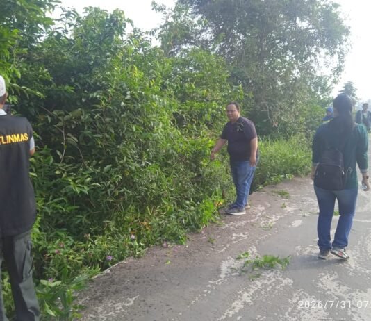 Kompak! Warga dan Aparat Kelurahan Karyajaya Gotong Royong Bersihkan Jalan PT Muara Kelingi
