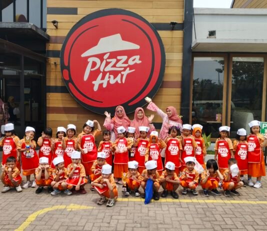Serunya Belajar di Luar Kelas, TK Harapan Bangsa 5 Eksplorasi Pizza Hut Demang