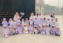 Tanamkan Cinta Ibadah Sejak Dini, TK Harapan Bangsa 5 Antusias Ikuti Manasik Haji di Palembang